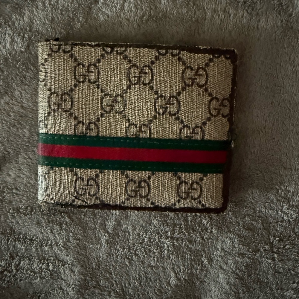 Gucci Cream and Green Key Card Holder with Iconic Design
